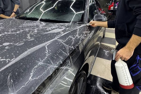 Монтаж антигравийной бронепленки на зоны риска